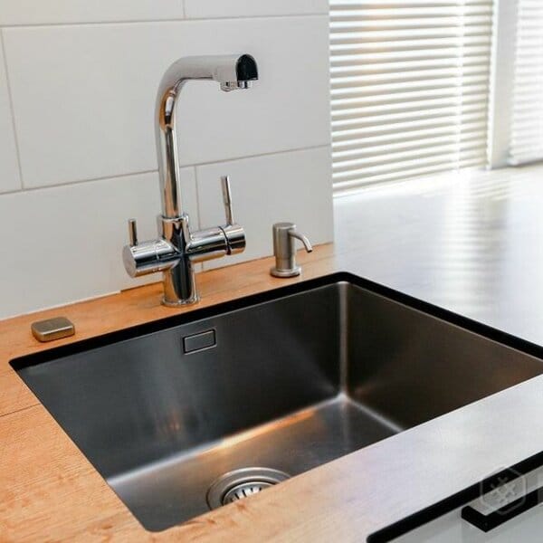 Вырез с ОБРАБОТКОЙ для моек подстольного монтажа( углы только с радиусом)